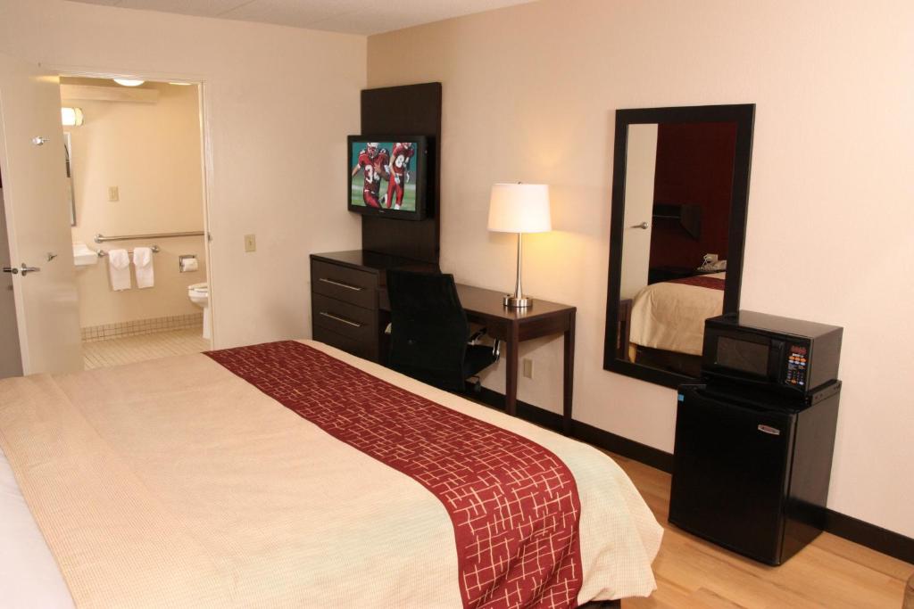 Red Roof Inn PLUS+ Philadelphia Airport - Standard King Room Disability Access Smoke Free