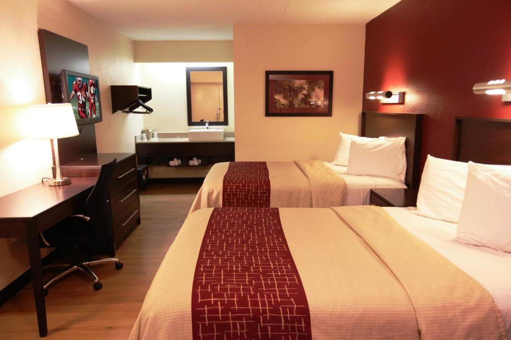 Red Roof Inn PLUS+ Philadelphia Airport - Standard Room With Two Double Beds Smoke Free
