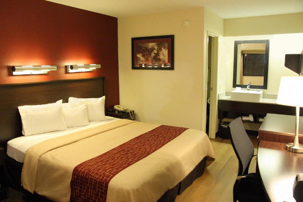 Red Roof Inn PLUS+ Philadelphia Airport - 