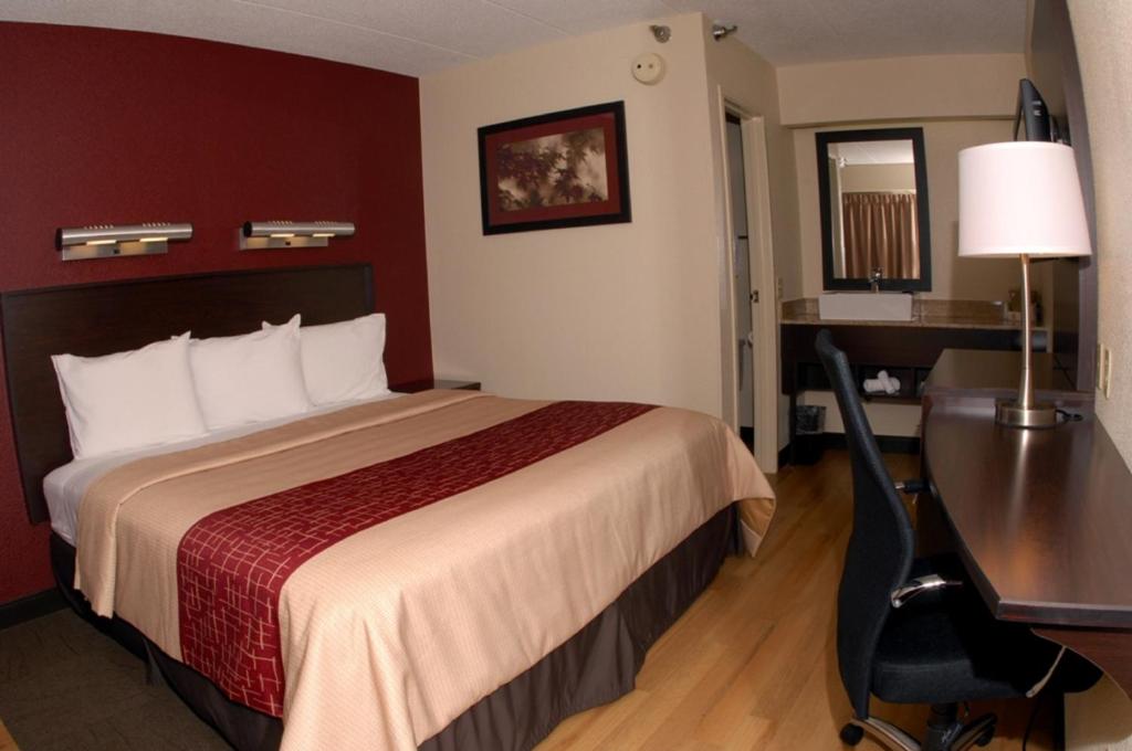 Red Roof Inn PLUS+ Philadelphia Airport - Standard King Room Smoke Free