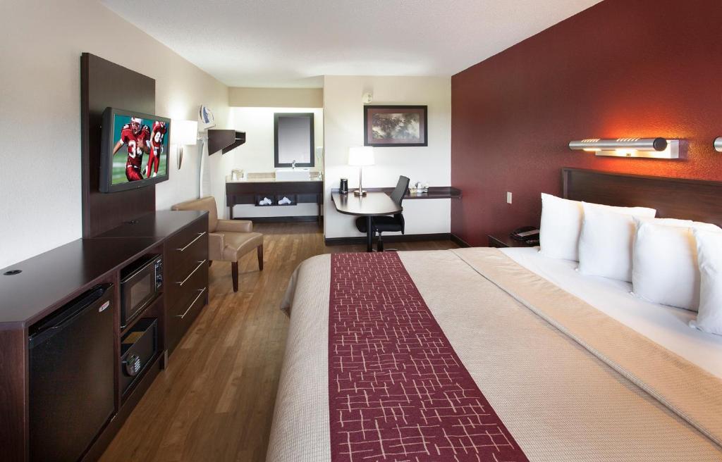 Red Roof Inn PLUS+ Philadelphia Airport - Superior King Room Smoke Free