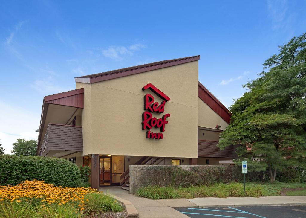 Red Roof Inn Detroit-Rochester Hills/ Auburn Hills في روتشستر هيلز: علامة نزل ريد روك على جانب المبنى