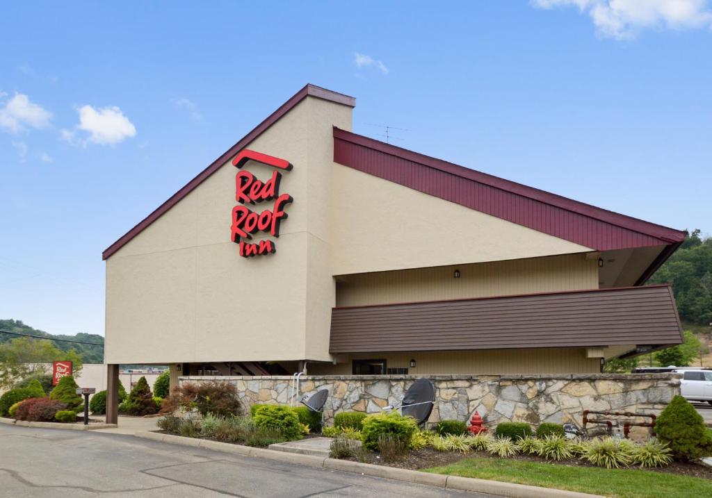 Red Roof Inn Charleston West - Hurricane, WV في Teays Valley Estates: مبنى بسقف احمر و عليه لافته