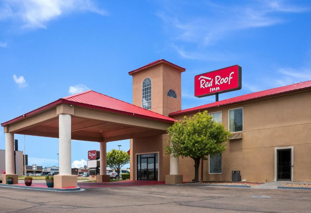 a fast food restaurant with a sign on top of it at Red Roof Inn Dumas in Dumas