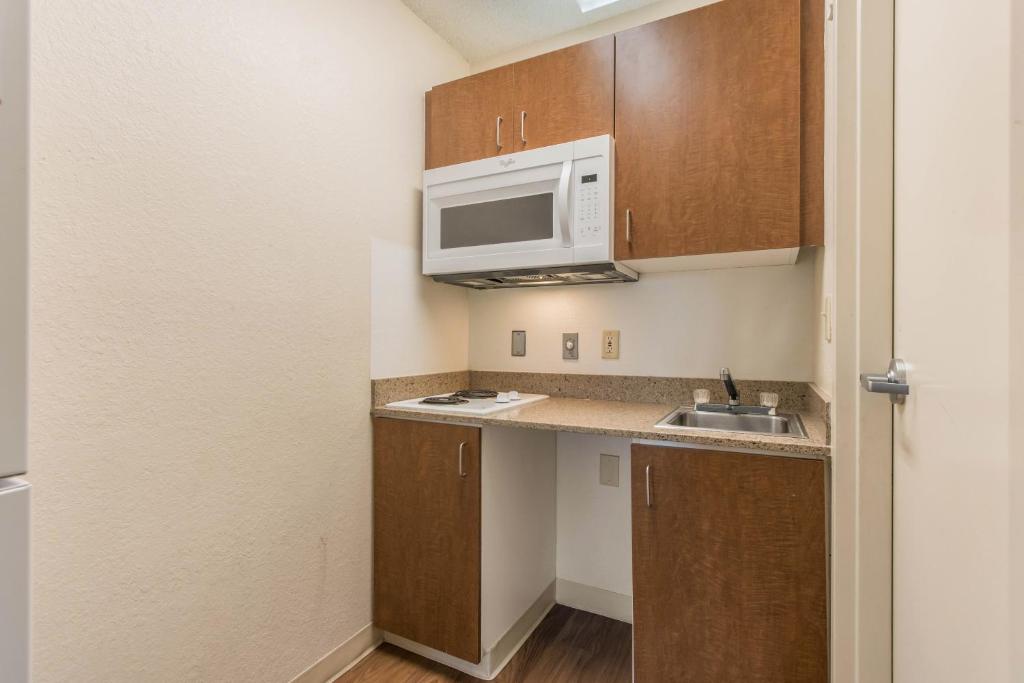 HomeTowne Studios by Red Roof Fort Lauderdale - Studio Chambre Queen Premier Étage Non-Fumeurs