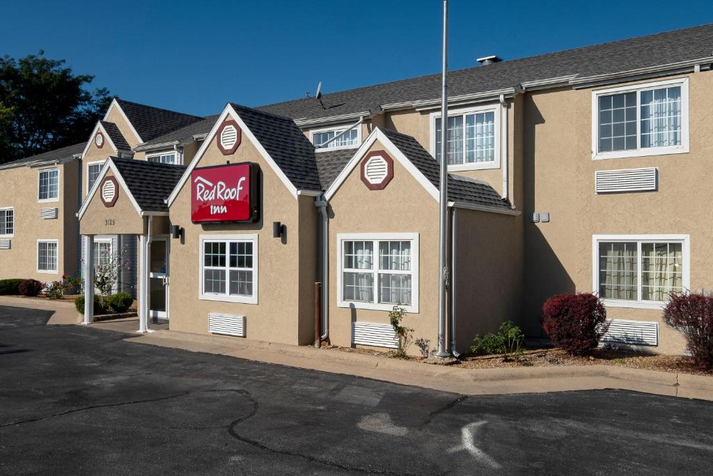 a hotel with a sign on the side of a building at Red Roof Inn Springfield, MO in Springfield