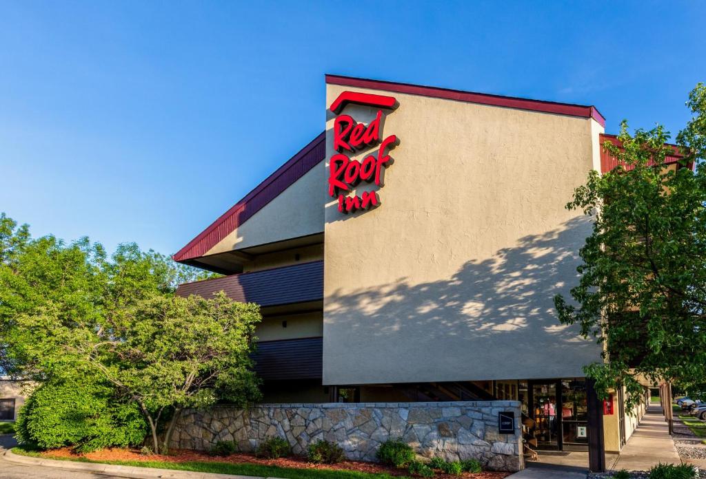 a red robin sign on the side of a building at Red Roof Inn Minneapolis Plymouth in Plymouth