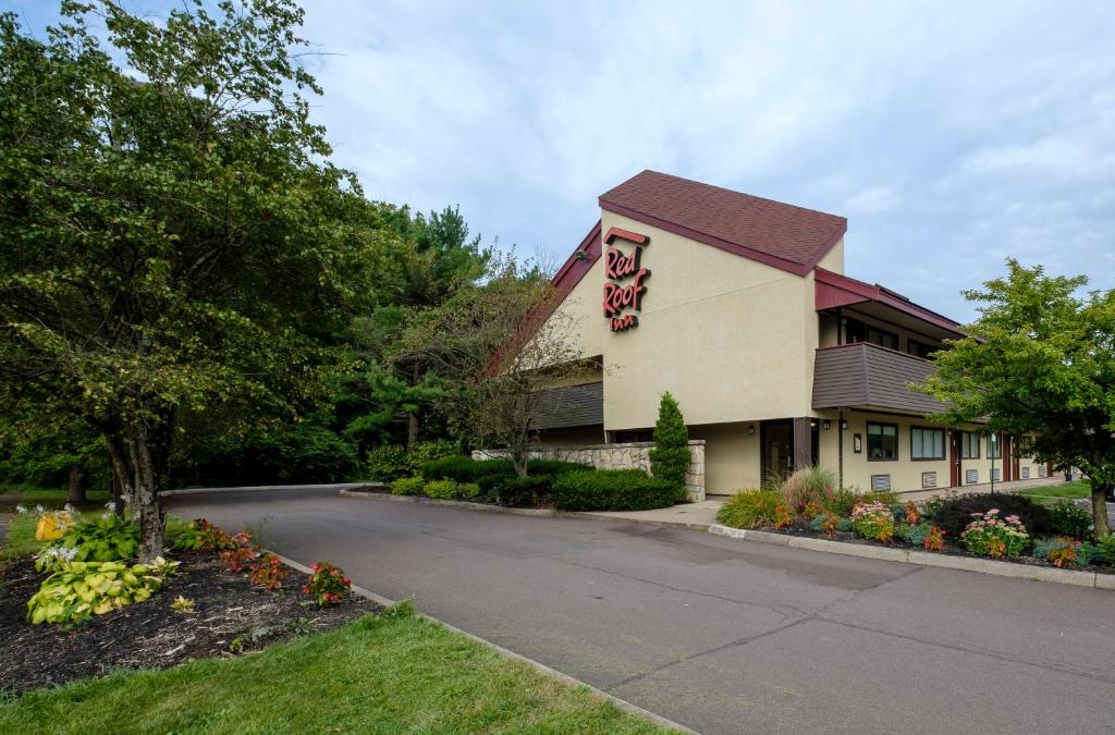 un edificio con un letrero al lado de una carretera en Red Roof Inn Danville, PA, en Danville