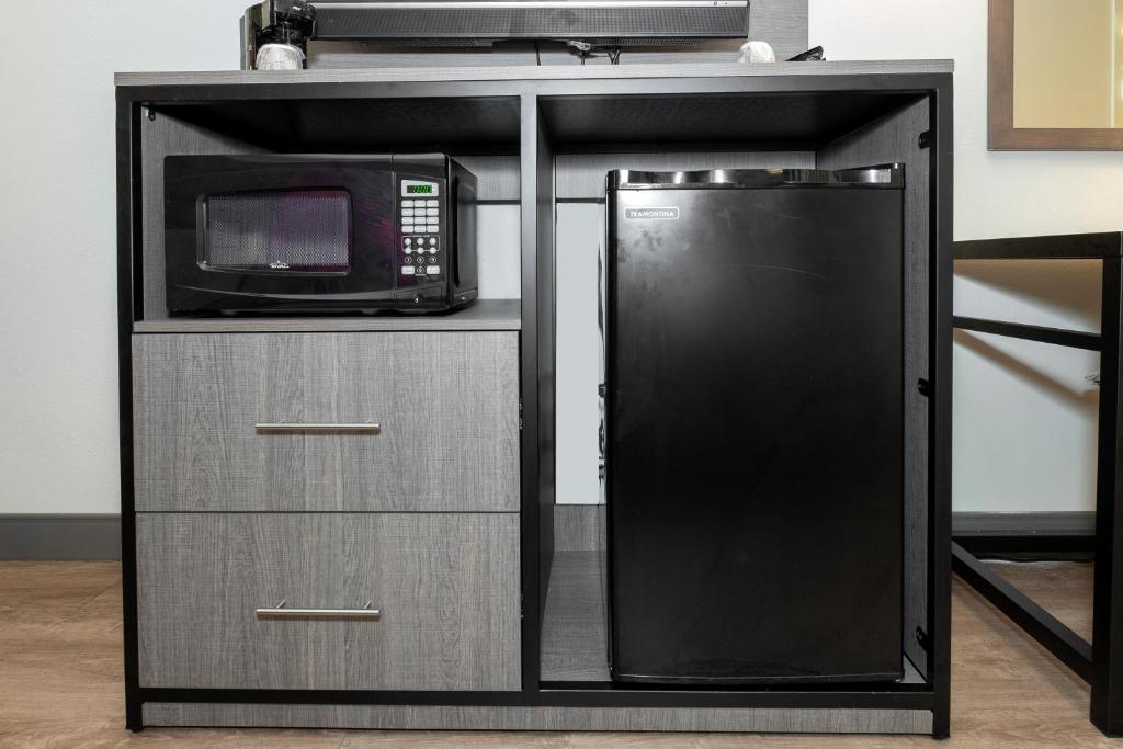 Red Roof Inn Clifton Park - Deluxe King Room Disability Access Smoke Free
