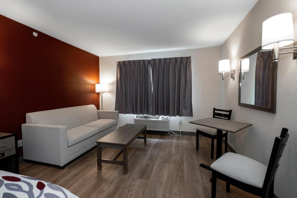 Red Roof Inn Clifton Park - Suite King With Spa Bath Smoke Free