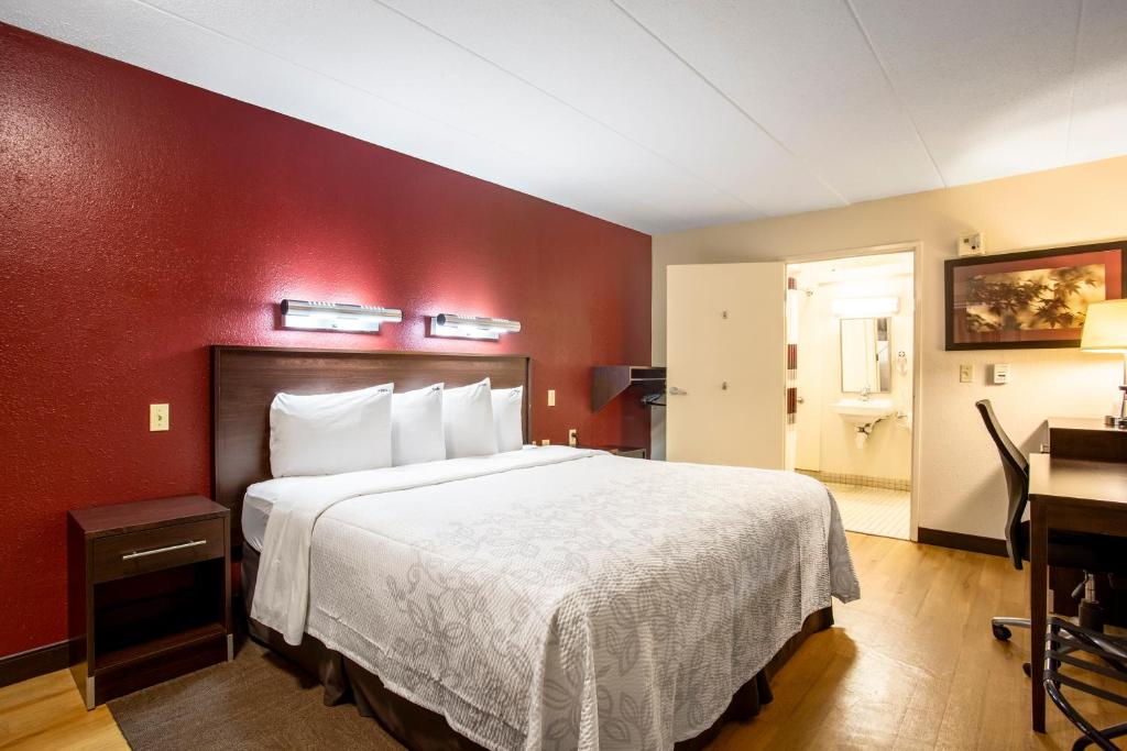 Red Roof Inn PLUS+ Washington DC - Manassas - Deluxe King Room Disability Access Smoke Free