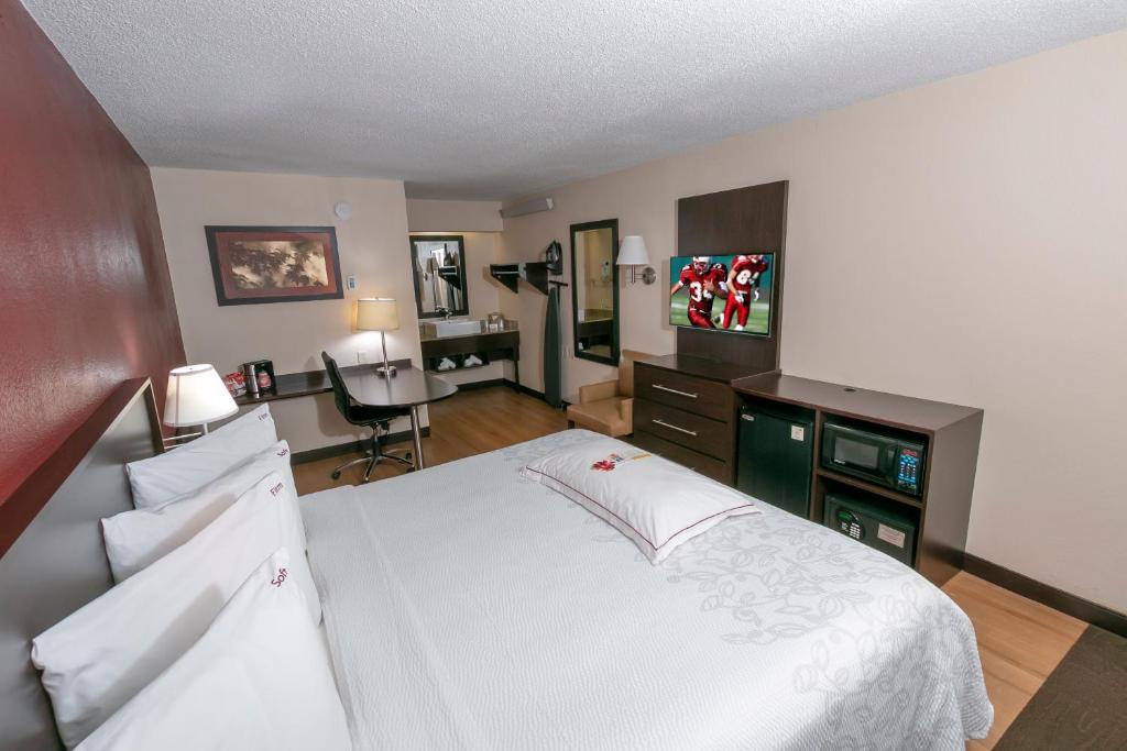 Red Roof Inn PLUS+ Washington DC - Manassas - Premium King Room Smoke Free (Upgraded Bedding & Snack)