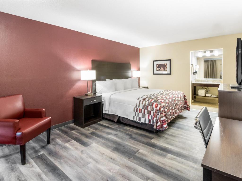 Кровать или кровати в номере Red Roof Inn Dandridge