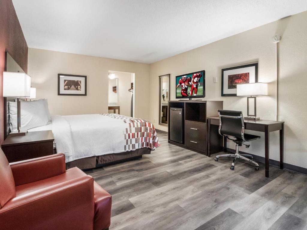 Кровать или кровати в номере Red Roof Inn Dandridge