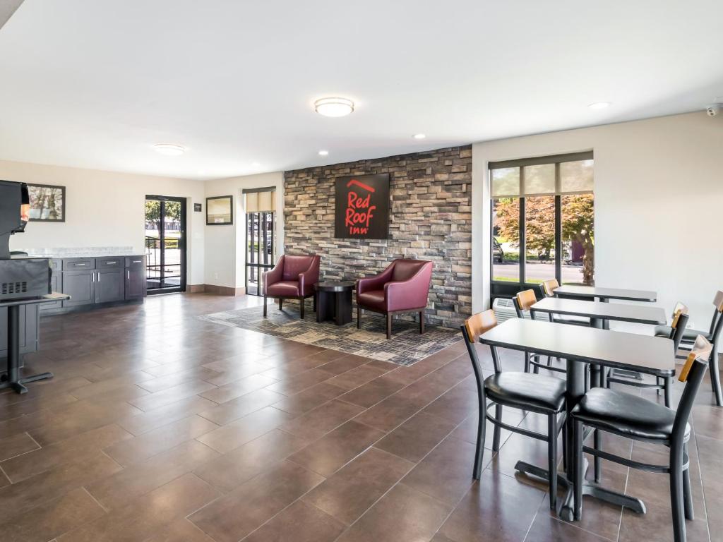 Гостиная зона в Red Roof Inn Dandridge
