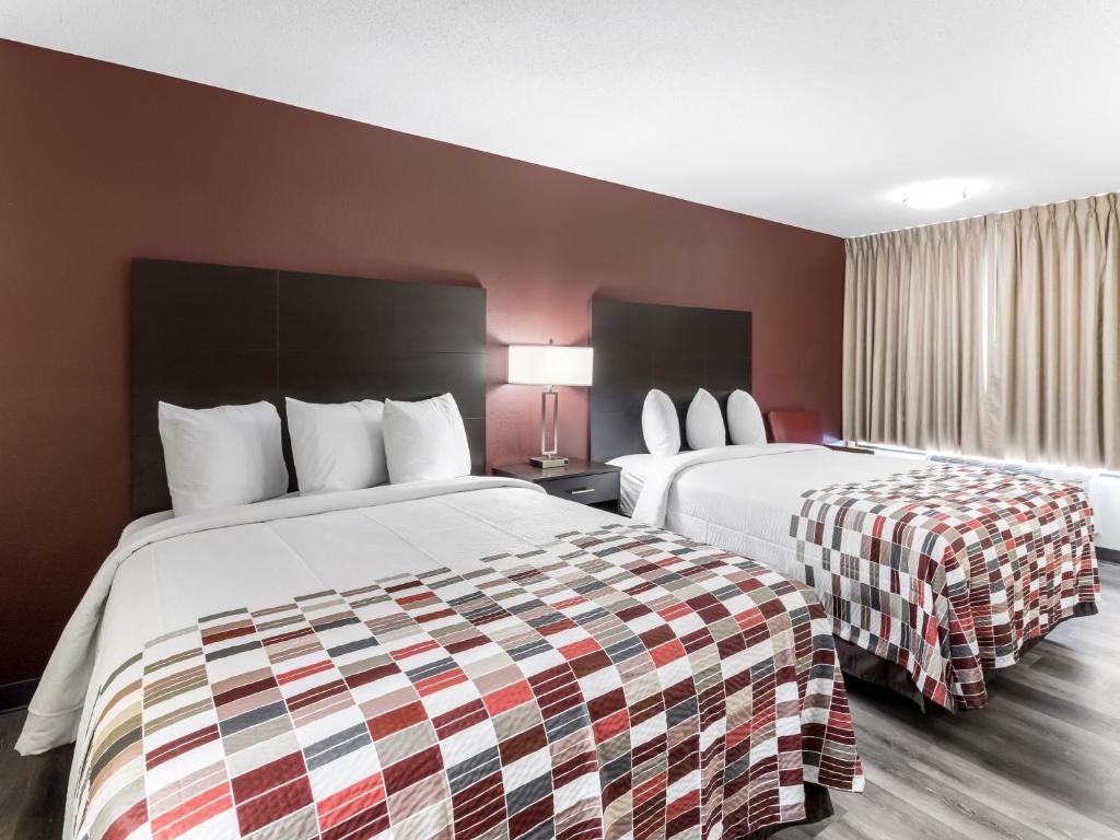 Кровать или кровати в номере Red Roof Inn Dandridge