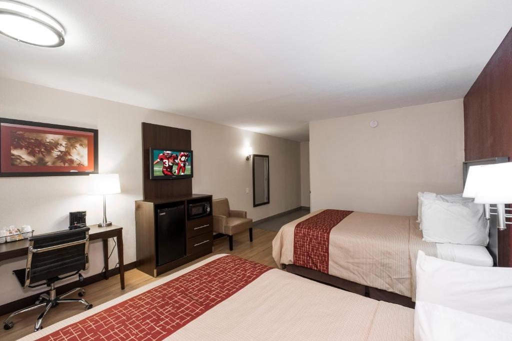 Postel nebo postele na pokoji v ubytování Red Roof Inn PLUS+ Poughkeepsie