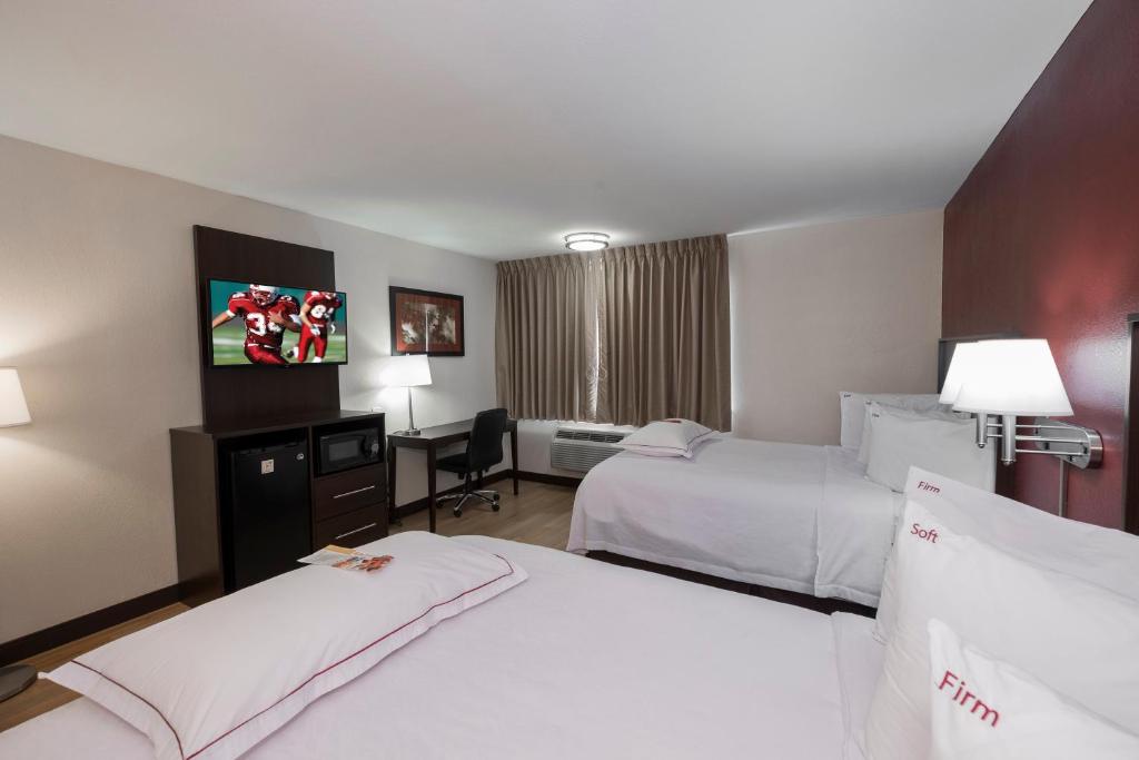 Postel nebo postele na pokoji v ubytování Red Roof Inn PLUS+ Poughkeepsie