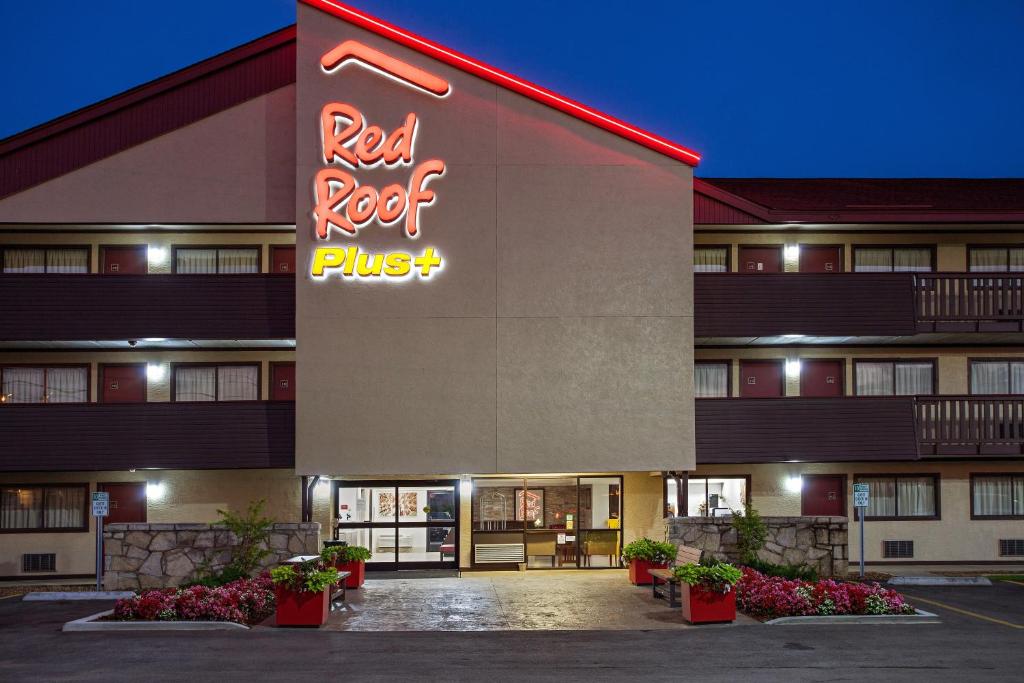 un hotel con techo rojo y un letrero en el costado. en Red Roof Inn PLUS+ Nashville Fairgrounds, en Nashville