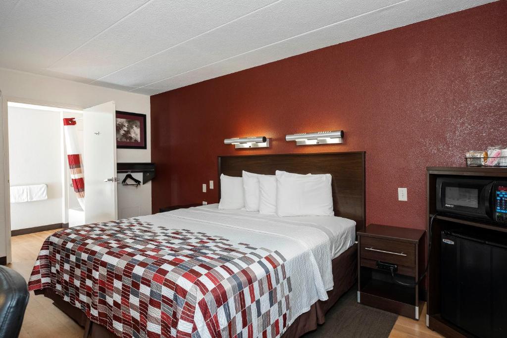 Postel nebo postele na pokoji v ubytování Red Roof Inn Mt Laurel