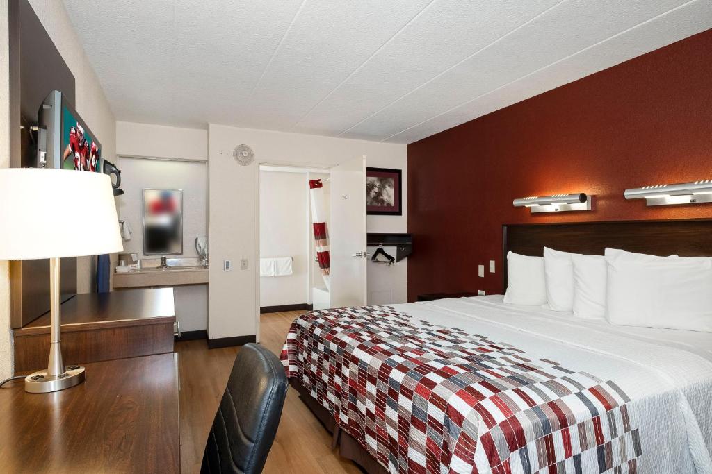 Postel nebo postele na pokoji v ubytování Red Roof Inn Mt Laurel