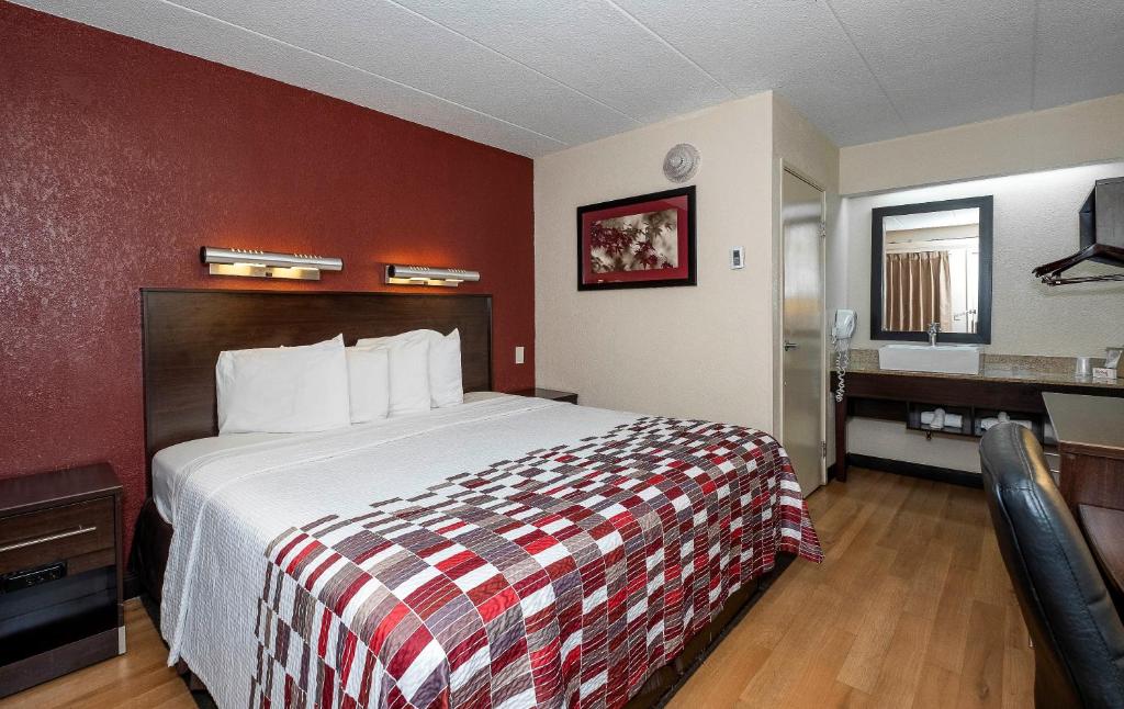 Postel nebo postele na pokoji v ubytování Red Roof Inn Mt Laurel