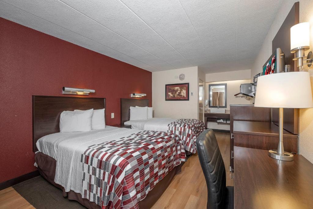 Postel nebo postele na pokoji v ubytování Red Roof Inn Mt Laurel