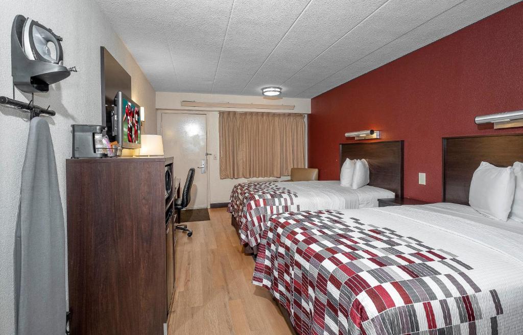 Postel nebo postele na pokoji v ubytování Red Roof Inn Mt Laurel