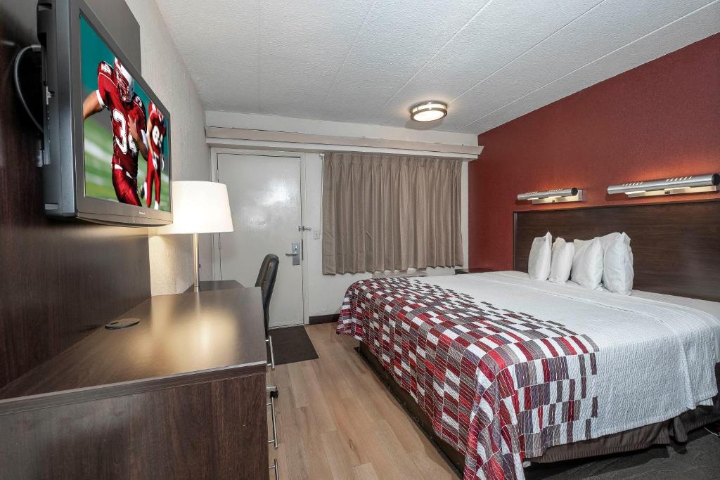 Postel nebo postele na pokoji v ubytování Red Roof Inn Mt Laurel