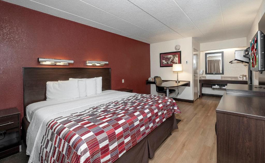 Postel nebo postele na pokoji v ubytování Red Roof Inn Mt Laurel