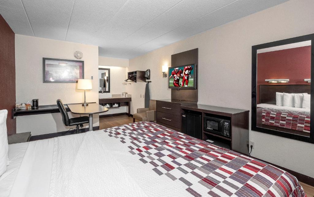 Postel nebo postele na pokoji v ubytování Red Roof Inn Mt Laurel