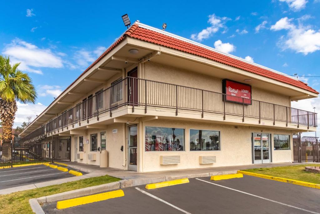 ein Gebäude mit einem Balkon und einem Parkplatz in der Unterkunft Red Roof Inn Phoenix- Midtown in Phoenix