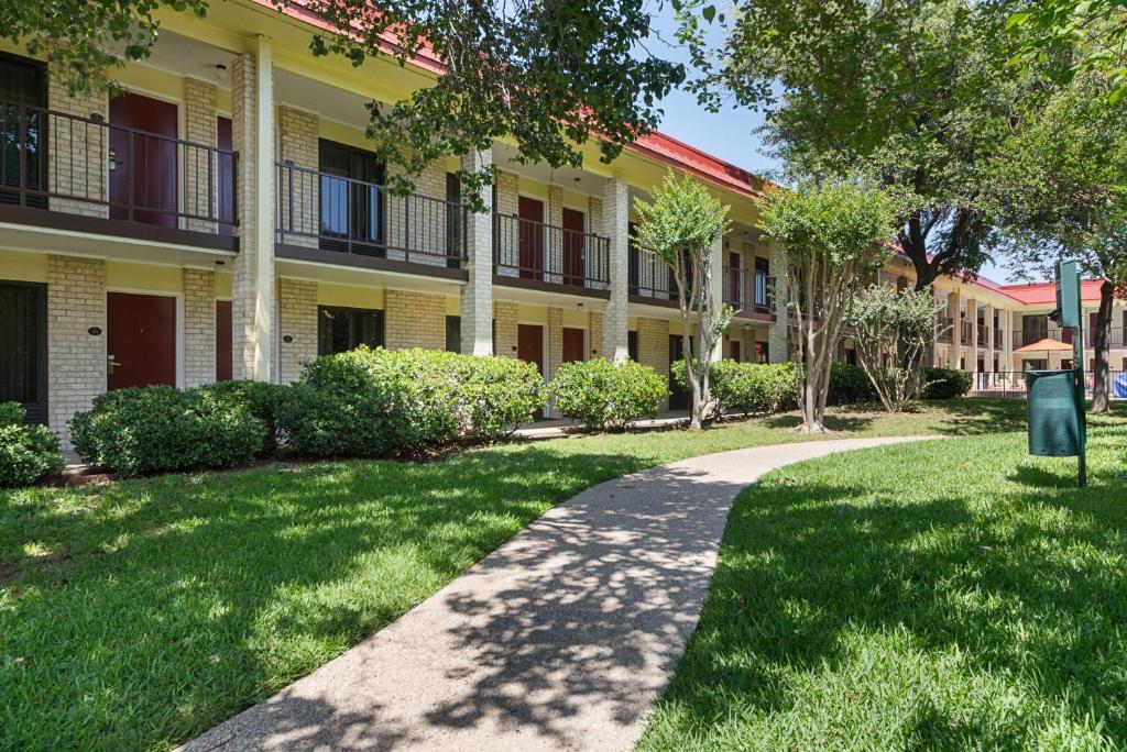 Zahrada ubytování Red Roof Inn PLUS+ Dallas - Addison