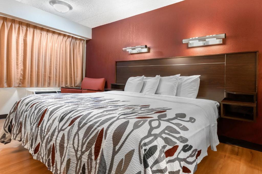 Red Roof Inn Lafayette - Purdue University - 高级国王室，具有全尺寸冰箱非吸烟