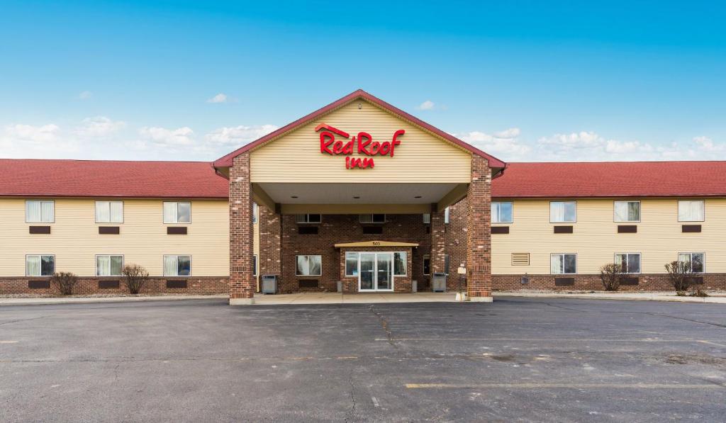 un hôtel avec un panneau à l'avant dans l'établissement Red Roof Inn Auburn, à Auburn