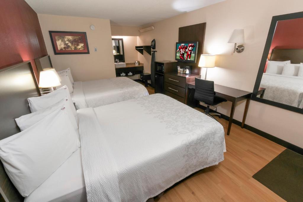 Postel nebo postele na pokoji v ubytování Red Roof Inn PLUS+ Secaucus - Meadowlands