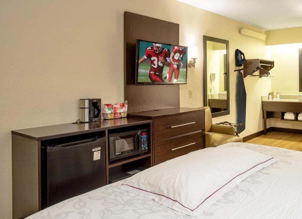 Postel nebo postele na pokoji v ubytování Red Roof Inn PLUS+ Secaucus - Meadowlands