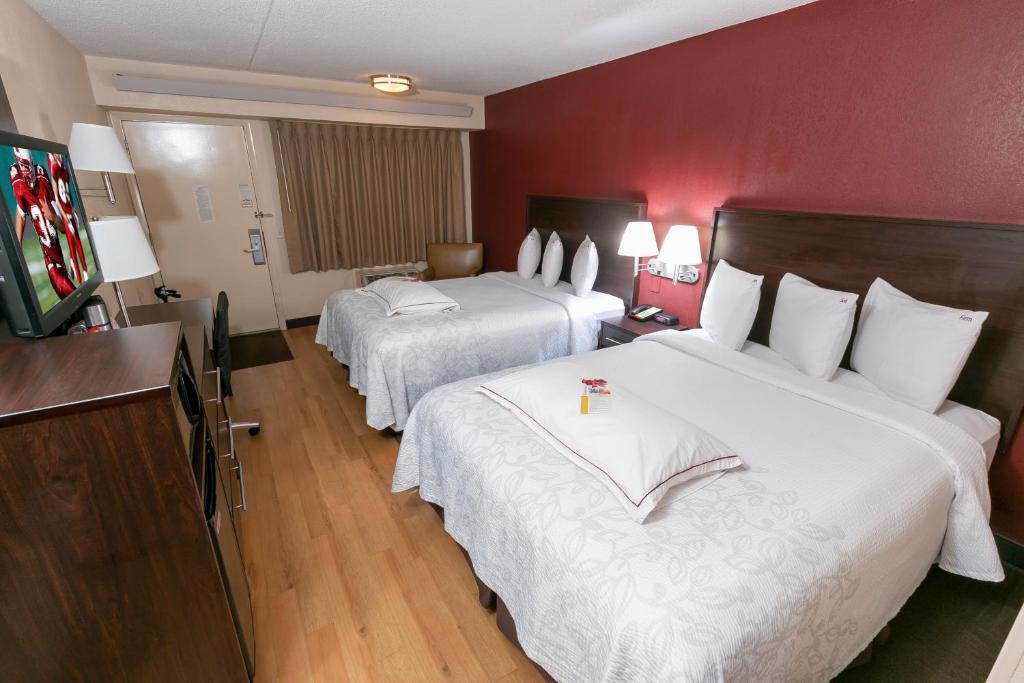 Postel nebo postele na pokoji v ubytování Red Roof Inn PLUS+ Secaucus - Meadowlands