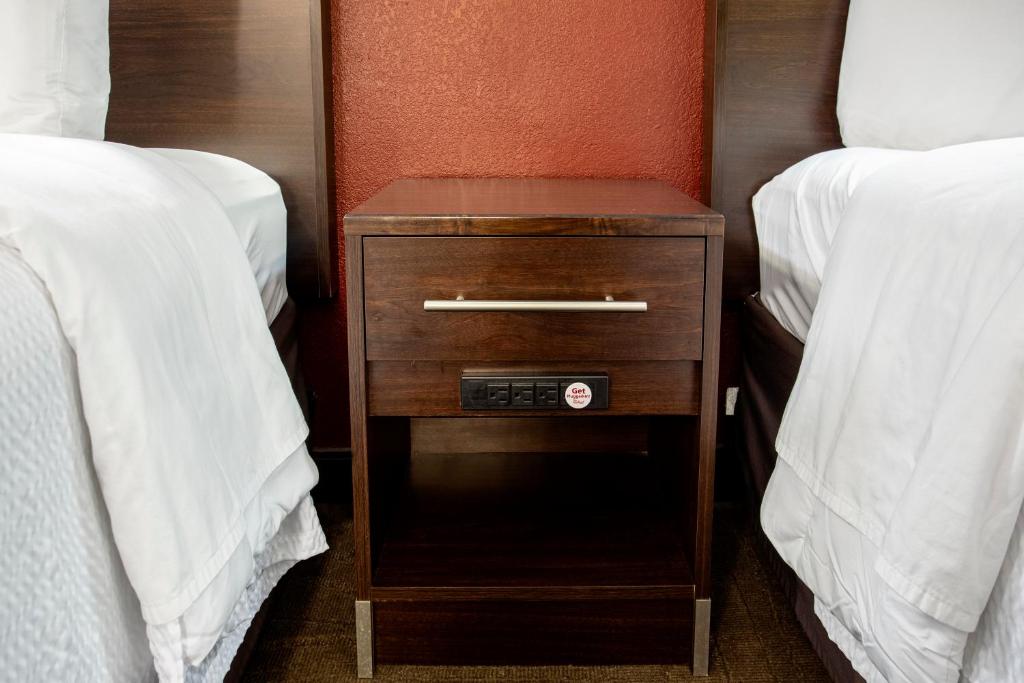 Postel nebo postele na pokoji v ubytování Red Roof Inn PLUS+ Secaucus - Meadowlands