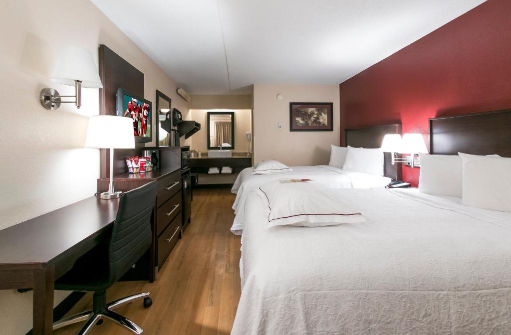 Pokój hotelowy z 2 łóżkami i biurkiem w obiekcie Red Roof PLUS Chicago - Hoffman Estates w mieście Hoffman Estates