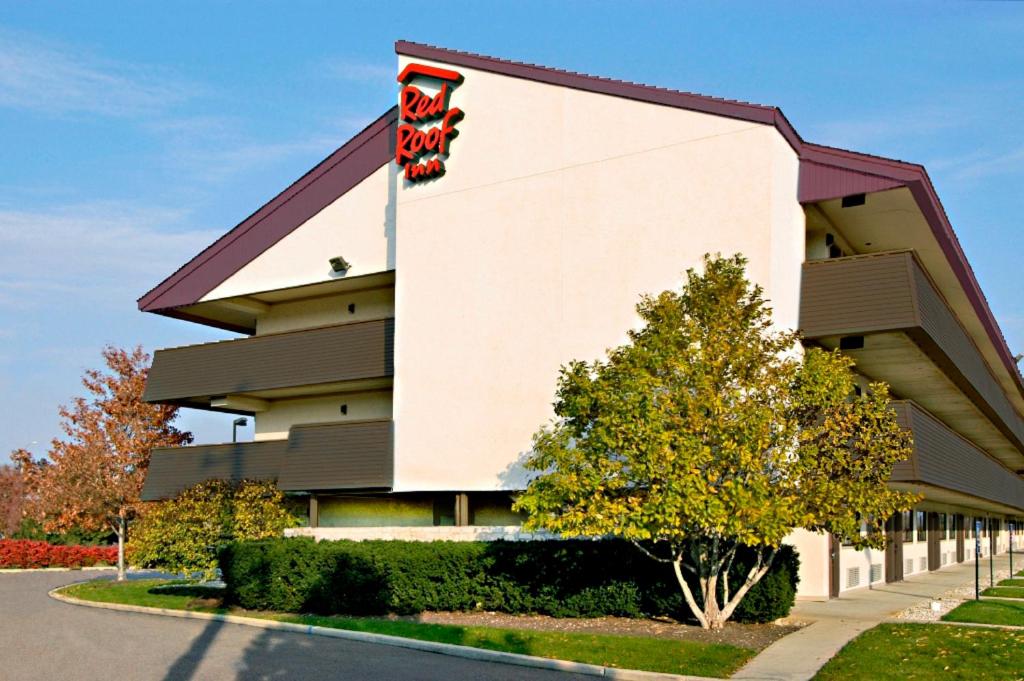 un edificio con un cartel en el costado en Red Roof Inn Asheville - Biltmore West, en Asheville