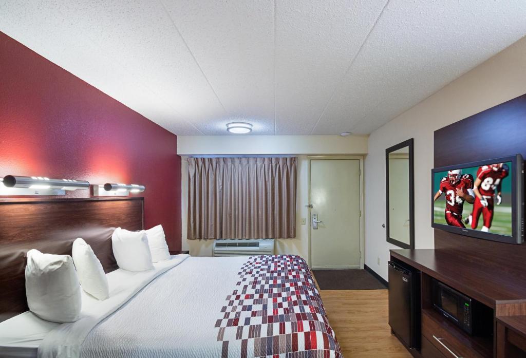 Red Roof Inn Madison, WI - Deluxe King Room Disability Access Smoke Free