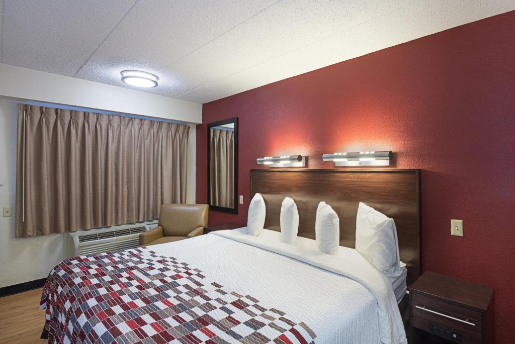 Red Roof Inn Madison, WI - Superior King Room Disability Access Smoke Free