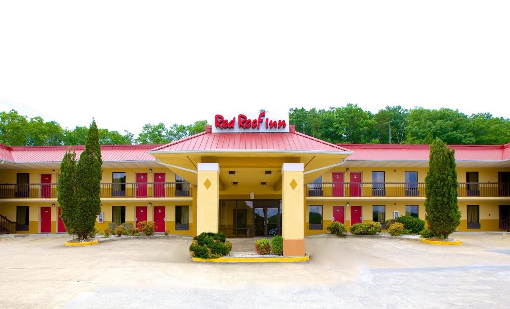 un hotel con un cartel de posada roja encima en Red Roof Inn Cartersville-Emerson-LakePoint North, en Cartersville