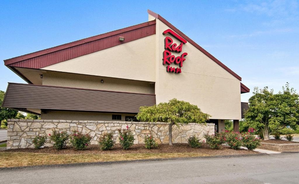 een gebouw met een bord aan de zijkant bij Red Roof Inn Fairmont in Fairmont