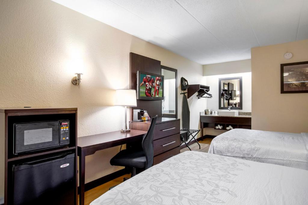 Red Roof Inn PLUS+ West Springfield - Deluxe Room With Two Double Beds Smoke Free
