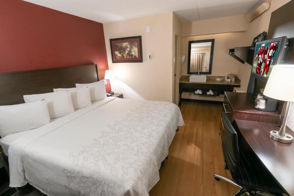 Red Roof Inn PLUS+ West Springfield - Standard King Room Smoke Free