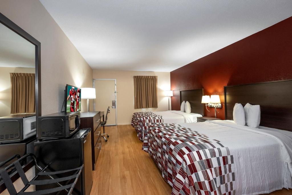 Red Roof Inn Knoxville North - Merchants Drive - Superior Room With Two Double Beds Non-Smoking