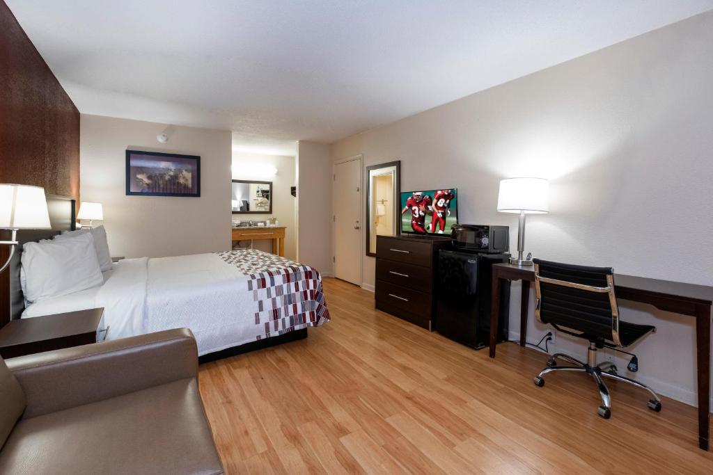 Red Roof Inn Knoxville North - Merchants Drive - Superior King Room With Sofa Non-Smoking