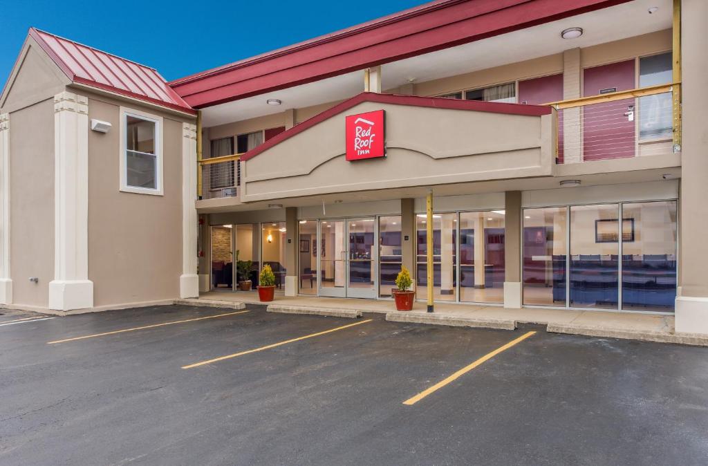 um parque de estacionamento vazio em frente a um hotel em Red Roof Inn Dayton - Moraine/U of Dayton em Dayton